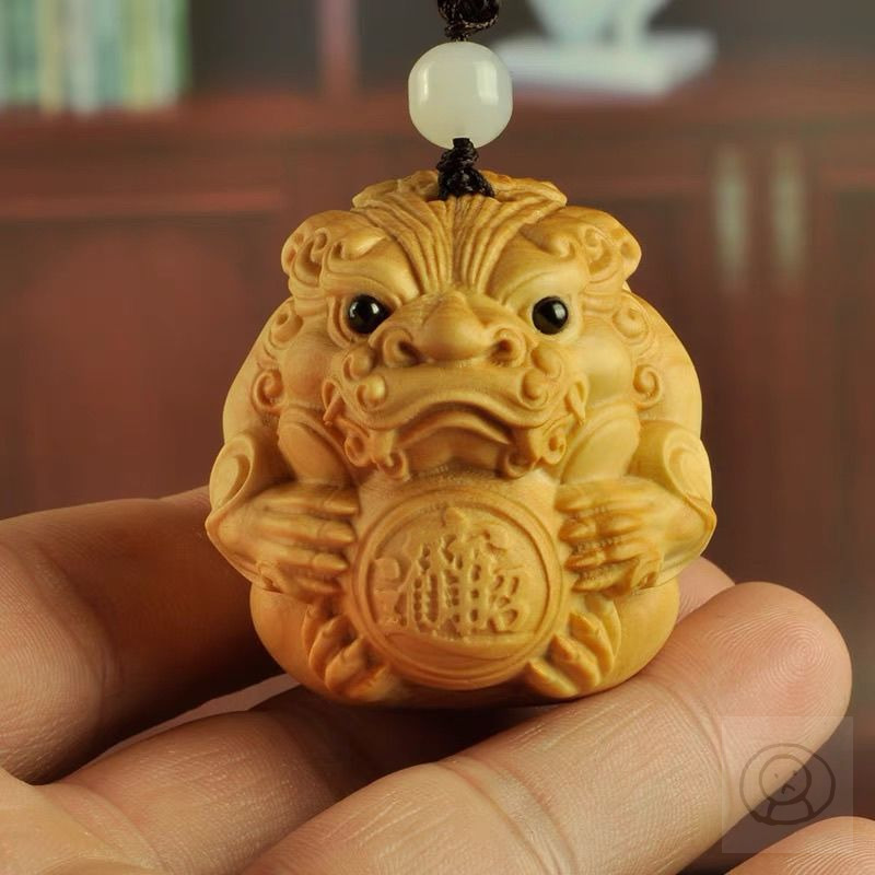 可愛迷人的黃楊木貔貅雕刻 手持吊墜 吉祥物招財納福。