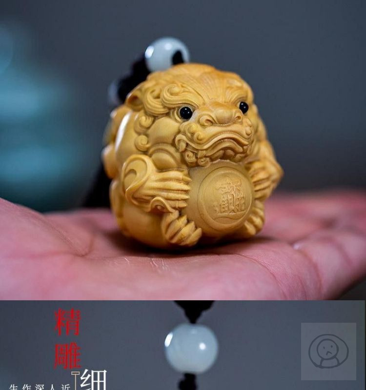 可愛迷人的黃楊木貔貅雕刻 手持吊墜 吉祥物招財納福。
